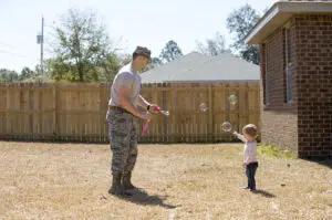 US-Soldier-play-with-his-daughter-in-their-backyard