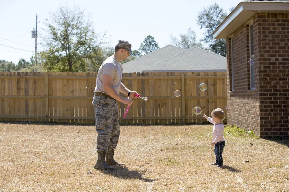 US-Soldier-play-with-his-daughter-in-their-backyard