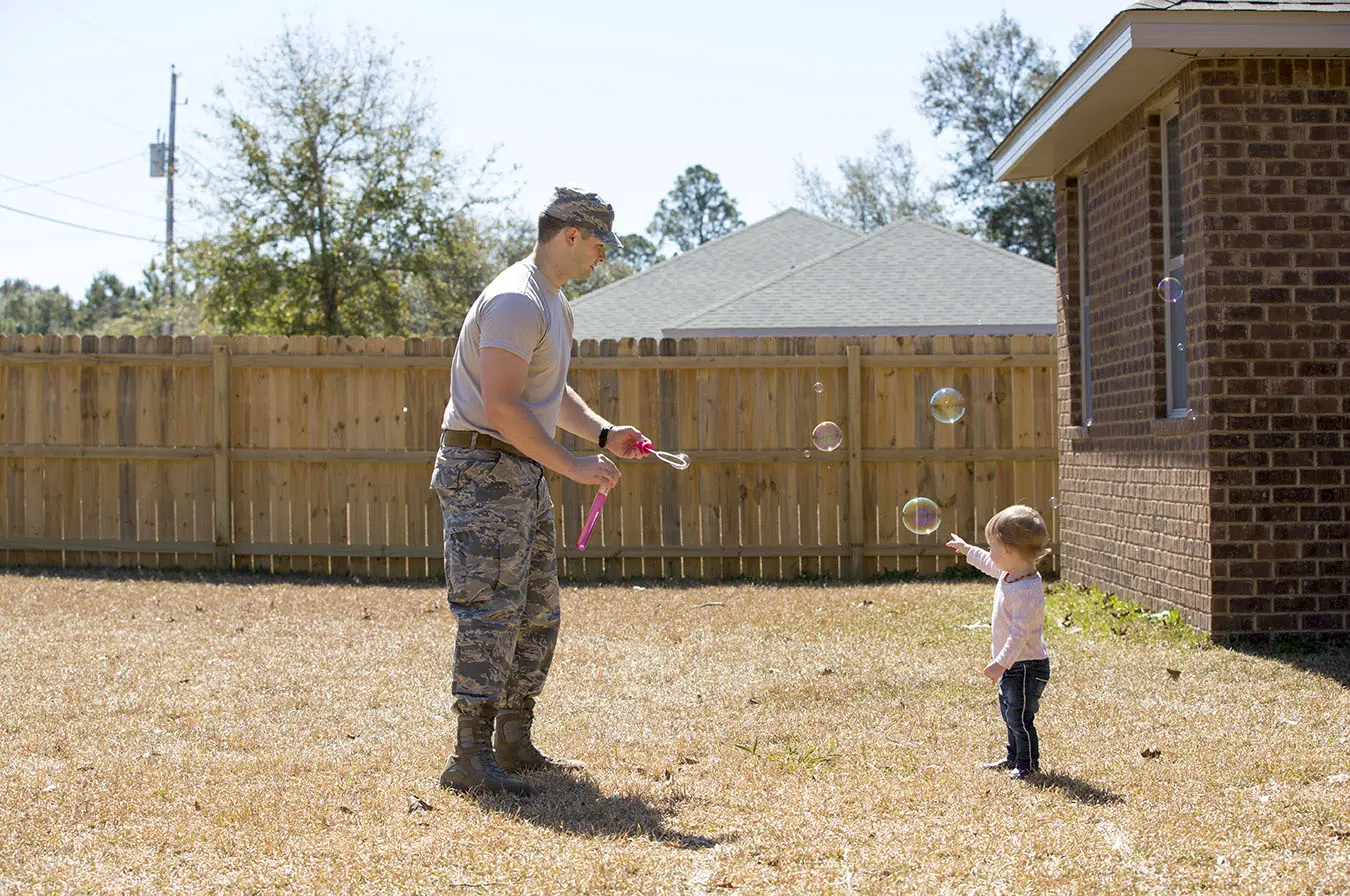 US-Soldier-play-with-his-daughter-in-their-backyard